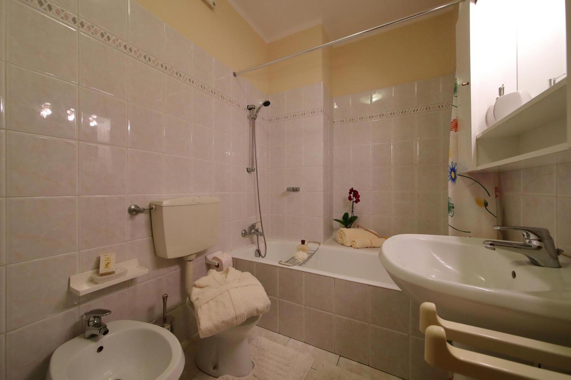 Petalo Bianco 100M From Lake - Happy Rentals บาเวโน ภายนอก รูปภาพ